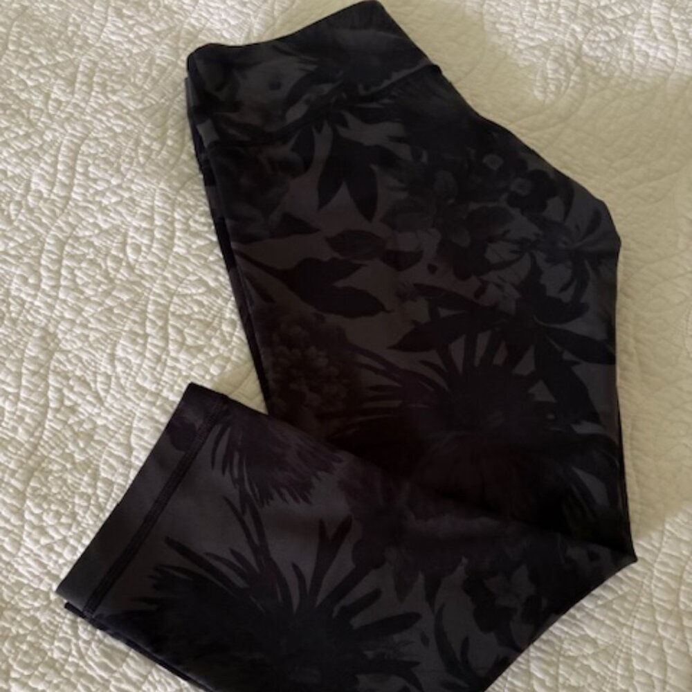 Lululemon 21" capri leggings in beautiful black on black floral pattern - Size 8